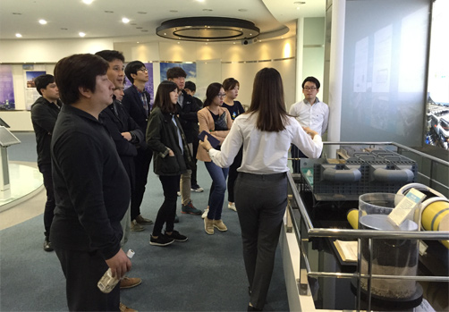 두산중공업에 도착한 신입 직원들은 원자력 발전소 계통에 대한 자세한 설명을 청취했다